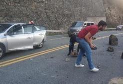 Zigana Dağı'ndan karayoluna düşen kayaları sürücüler temizledi