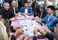 Aşiret düğününde gelin ve damada takılan parayı 9 kişi saydı