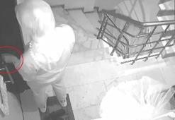 Daire kapılarını kredi kartıyla açmaya çalışan hırsızlık şüphelileri kamerada