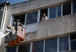 Kağıthane’de tekstil atölyesinde çıkan yangında mahsur kalanları itfaiye kurtardı