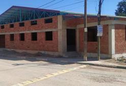 Ücretsiz düğün için mahalleli duvar örüp sıva yapıyor