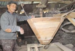 Dedelerinden kalma 300 yıllık su değirmeninde buğday öğütüyor