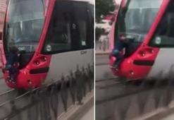 Laleli'de tramvayda tutunan çocuk yürekleri ağza getirdi