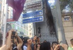 İranlı Mahsa Amini için 'saçtan bayraklı' protesto