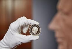 Kralın portresinin tasvir edildiği ilk madeni paralar görücüye çıktı