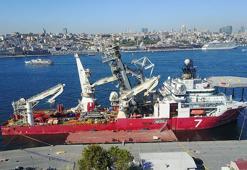 Karadeniz Gaz Sahası'nda kabloları denizin tabanına döşeyecek gemi İstanbul Boğazı girişinde