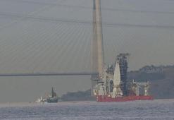 Karadeniz Gaz Sahası’nda denizin tabanına kablo döşeyecek olan gemi Boğaz'dan geçti