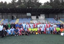 Futbolun efsane isimleri veteran maçı için sahaya çıktı