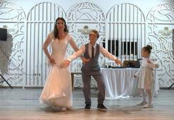 Düğün dansını down sendromlu öğrencileriyle yaptı