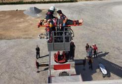 Baca tamiri yaparken elektrik akımına kapılan işçi, itfaiye merdiveniyle indirildi