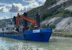 Bartın Irmağı dibinden toprak yığınları temizleniyor