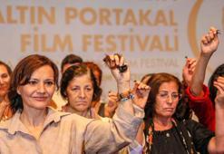 Film ekibi ve oyuncular, Mahsa Amini için sahnede saçlarını kesti