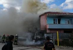 Tutuşan atık kağıtlar, 2 katlı evi yaktı