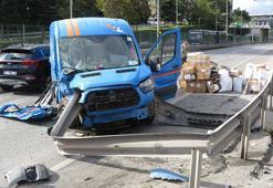 Kadıköy'de kargo aracı bariyerlere ok gibi saplandı