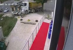 Freni boşalan kamyon, taksi durağını yıktı; o anlar kamerada