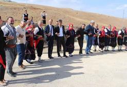 ABD'li ve Yeni Zelandalı turistler, 'Nuh’un Gemisi’nde halay çekti