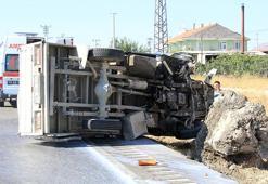 Manisa'da lastiği patlayan süt kamyoneti devrildi; şoför yaralı