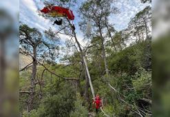 Paraşütü ağaca takılan pilotu JAK kurtardı