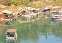 Göldeki duba üstü kaçak yapılar, kıyıya çekilmeye başlandı