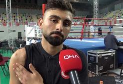 Milli boksör, ameliyat olup ara verdiği ringlere profesyonel olarak döndü