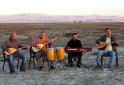 Ozanlar, mini orkestra kurup Van Gölü için söyledi