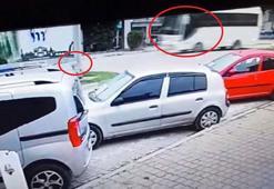 Servis midibüsünün çarptığı 'Bobi' öldü; sürücünün durmadan uzaklaştığı anlar kamerada