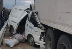 Park halindeki TIR’a çarpan ticari aracın sürücüsü hayatını kaybetti