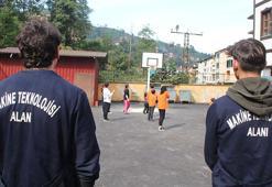 Rize'de meslek liselilerden okullara basketbol potası ve tenis masası desteği