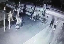 Parkta yaktıkları çöp kovasını tekmeleyerek yerinden söktüler