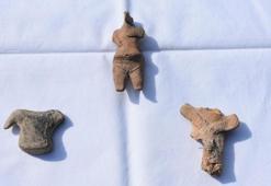 Ulucak Höyüğü'nde kötülükleri yok etmesi için kırıldığı sanılan insan figürleri bulundu