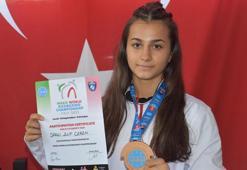 Kick boksçu Elif, adını dünyaya duyurdu