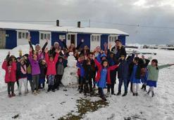 Kars'ta kar yağdı; öğrenciler kar topu oynadı