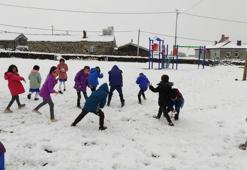Kars'ta kar yağdı; öğrenciler kar topu oynadı