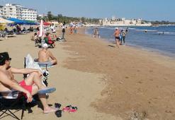 Kızkalesi sahilinde turistler denize girdi