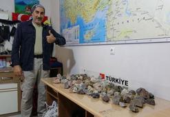 Zirvelerden topladığı taşlarla harita yaptı