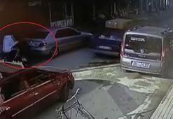 Motosiklet, aniden duran otomobile çarptı; sinirlenip aracın camını yumrukladı