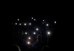 Medeniyetler Korosu, elektrik kesilince konsere telefon ışığında devam etti