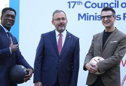 Bakan Kasapoğlu, Hollandalı eski futbolcu Seedorf ile bir araya geldi