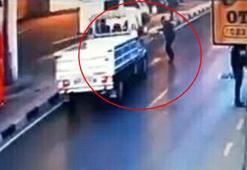 Yolun karşısına geçmek isterken kamyonetin çarptığı anlar kamerada