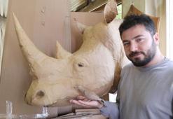Atık kartonları hayvan figürlerine dönüştürüyor