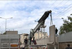 Diyarbakır Cezaevi çevresinden kaldırılan beton bloklar TIR'larla taşınıyor