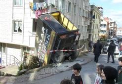 Park edildiği yokuştan kayan kamyon apartmanın önündeki boşluğa düştü