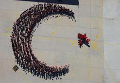 '29 Ekim'e özel koreografi; 1000 kişi hilal, akrobasi uçağı ise yıldız oldu