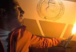 Restore edilen Atatürk portresi önünde 'Cumhuriyet'e sevgi' meşalesi yaktı