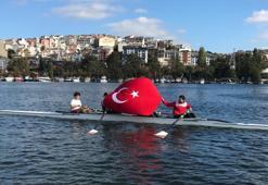 Haliç'te bayrak açan kürekçiler, Cumhuriyet'in 99. yılını kutladı