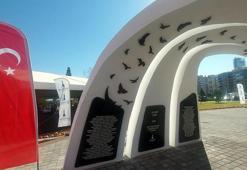 İzmir'de depremin 2'nci yıl dönümünde, hayatını kaybedenler anıldı