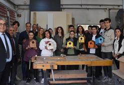 Kardeş okuldaki özel öğrencilerle kuşlara yuva yapıp, ağaçlara astılar