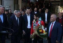 Dünya 2’ncisi güreşçi Ahmet Duman'a coşkulu karşılama