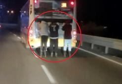 Patenli gençlerin otobüsün arkasında tehlikeli yolculuğu kamerada