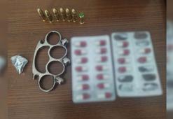 Okul önünde uyuşturucu maddeler ve muşta ile yakalandı